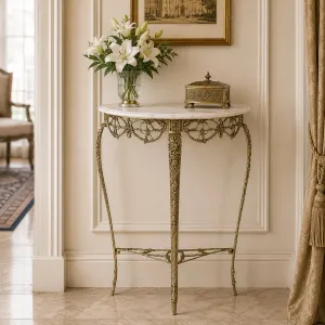 Luxus Barock-Konsole mit Halbmond-Marmorplatte auf kunstvollem Bronze-Gestell – Luxus-Konsole Lifestyle-Ansicht von Luxury Group International