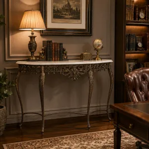 Luxuriöser Barock-Konsolentisch mit Marmorplatte und durchbrochenem floralen Bronze-Sockel - Luxus-Konsolentisch Lifestyle-Ansicht von Luxury Group International