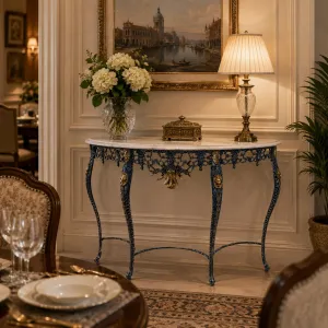Luxuriöser Barock-Konsolentisch mit Marmorplatte und durchbrochenem floralen Bronze-Sockel - Luxus-Konsolentisch Lifestyle-Ansicht von Luxury Group International