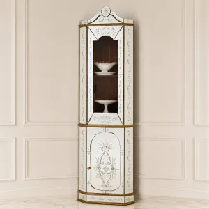 Luxuriöser Barocker Eck-Vitrinenschrank mit floral graviertem Unterem Aufbewahrungsschrank Vorderansicht von Luxury Group International