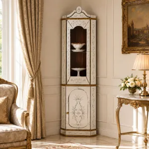 Luxuriöser Barocker Eck-Vitrinenschrank mit floral graviertem Unterem Aufbewahrungsschrank Lifestyle-Ansicht von Luxury Group International