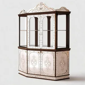 Luxus Barock Vitrinenschrank mit Gravierten Blumenglas-Türen & Unteren Aufbewahrungsschränken Vorderansicht von Luxury Group International