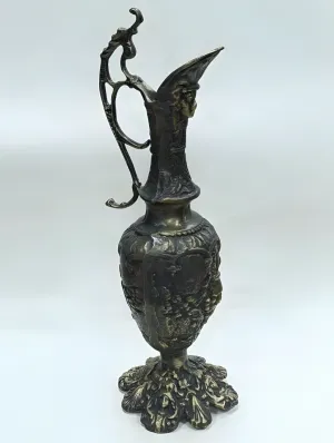 Luxuriöse Barock-Krugvase mit verlängertem Ausguss und kunstvollem Sockel - Luxusvasen von Luxury Group International