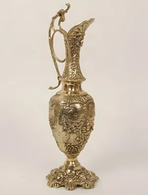 Luxuriöse Barock-Krugvase mit verlängertem Ausguss und kunstvollem Sockel - Luxusvasen von Luxury Group International
