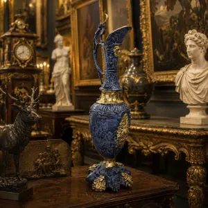 Luxuriöse Barock-Krugvase mit verlängertem Ausguss und kunstvollem Sockel - Luxusvasen Lifestyle-Ansicht von Luxury Group International