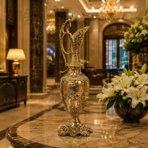 Luxuriöse Barock-Krugvase mit verlängertem Ausguss und kunstvollem Sockel - Luxusvasen Lifestyle-Ansicht von Luxury Group International