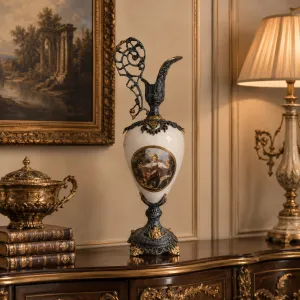 Luxus Barock-Krugvase mit handbemaltem Porzellankörper und kunstvollem Bronzegriff – Luxusvasen Lifestyle-Ansicht von Luxury Group International