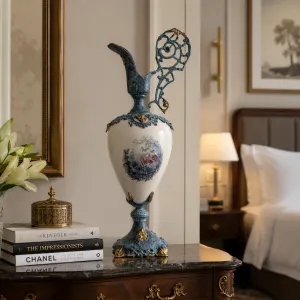 Luxus Barock-Krugvase mit handbemaltem Porzellankörper und kunstvollem Bronzegriff – Luxusvasen Lifestyle-Ansicht von Luxury Group International