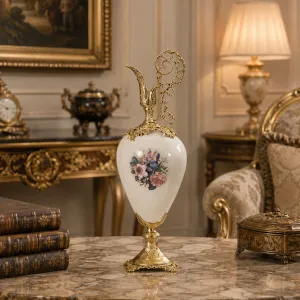 Luxus Barock-Krugvase mit handbemaltem Porzellankörper und kunstvollem Bronzegriff – Luxusvasen Lifestyle-Ansicht von Luxury Group International