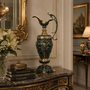 Luxus Barock-Krugvase mit kunstvollem Bronze-Relief und dekorativem Sockel – Luxusvasen Lifestyle-Ansicht von Luxury Group International