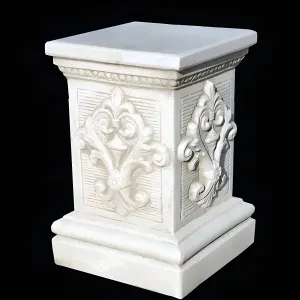 Luxus Barock Gartenpodest mit floralem Rankenrelief und profiliertem Gesims – Gartendekoration Vorderansicht von Luxury Group International