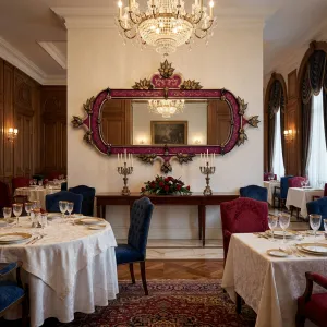 Miroir Mural Horizontal Baroque de Luxe avec Crête Florale Ornée & Accents Dorés Sculptés Finition Pourpre Vue lifestyle par Luxury Group International