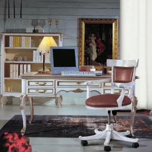 Escritorio de Oficina Barroco de Lujo con Acabado Marfil, Elegantes Patas Cabriole y Almacenamiento con Múltiples Cajones Vista lifestyle por Luxury Group International