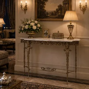 Luxus Barock Konsolentisch mit Marmorplatte, kunstvollen Schnörkeln & skulpturalen Figuren-Details Lifestyle-Ansicht von Luxury Group International