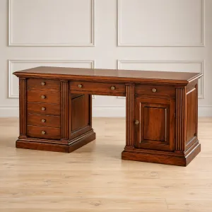 Escritorio Ejecutivo de Madera Maciza Estilo Barroco de Lujo con Múltiples Gabinetes de Almacenamiento y Base de Doble Pedestal Vista frontal por Luxury Group International