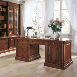 Escritorio Ejecutivo de Madera Maciza Estilo Barroco de Lujo con Múltiples Gabinetes de Almacenamiento y Base de Doble Pedestal Vista lifestyle por Luxury Group International