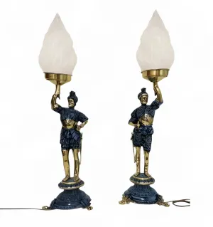 Luxus Barock Stehender Krieger Kerzenhalter Paar mit Flammenförmigen Glasschirmen - Kerzenhalter von Luxury Group International