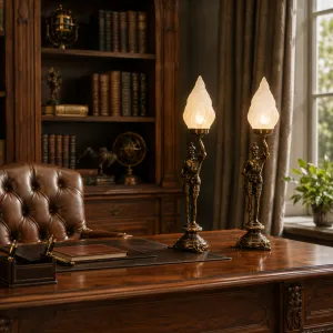 Luxus Barock Stehender Krieger Kerzenhalter Paar mit Flammenförmigen Glasschirmen - Kerzenhalter Lifestyle-Ansicht von Luxury Group International