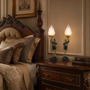 Luxus Barock Stehender Krieger Kerzenhalter Paar mit Flammenförmigen Glasschirmen - Kerzenhalter Lifestyle-Ansicht von Luxury Group International