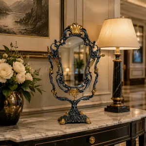 Luxus Barock Drehbarer Tischspiegel mit Skulptiertem Ornamentrahmen und Sockelbasis Lifestyle-Ansicht von Luxury Group International