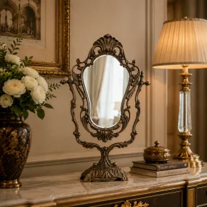 Luxus Barock Drehbarer Tischspiegel mit Skulpturalem Offenrahmen und Verziertem Sockel Lifestyle-Ansicht von Luxury Group International