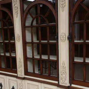 Vetrina di Lusso Barocca con Triplo Arco in Vetro e Base Intagliata Vista dettaglio di Luxury Group International