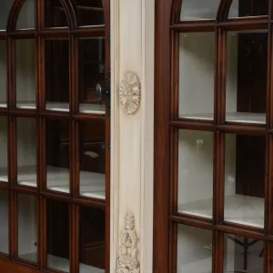 Vetrina di Lusso Barocca con Triplo Arco in Vetro e Base Intagliata Vista dettaglio di Luxury Group International