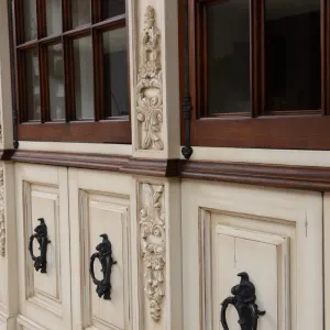 Vetrina di Lusso Barocca con Triplo Arco in Vetro e Base Intagliata Vista dettaglio di Luxury Group International