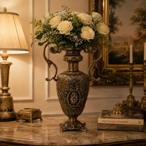 Luxus Barock Bronzevase mit zwei Griffen, verziertem Relief & geschwungenen Griffen – Luxusvasen Lifestyle-Ansicht von Luxury Group International