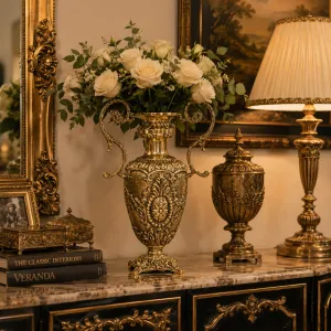 Luxus Barock Bronzevase mit zwei Griffen, verziertem Relief & geschwungenen Griffen – Luxusvasen Lifestyle-Ansicht von Luxury Group International
