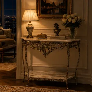 Luxuriöser barocker zweistufiger Konsolentisch mit zwei Marmorflächen und kunstvollem Bronze-Rahmen Lifestyle-Ansicht von Luxury Group International