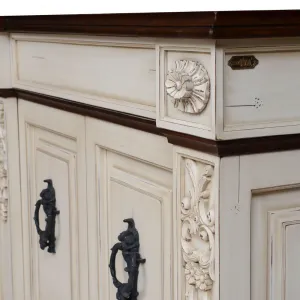 Luxuriöses Barock-Holzsideboard mit vier Schranktüren in antikem Elfenbein-Finish Detailansicht von Luxury Group International