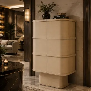 Luxus Beiger Bartresen mit Geschwungenem Paneeldesign & Stauraum – Luxus Hotelmöbel Lifestyle-Ansicht von Luxury Group International