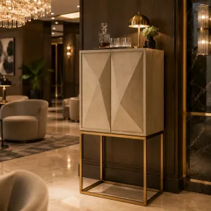 Luxus Beiger Bartresen mit Geometrischen Türen & Goldenem Metallgestell – Luxus Hotelmöbel Lifestyle-Ansicht von Luxury Group International