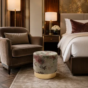 Pouf Imbottito di Lusso Beige e Borgogna con Motivo Floreale e Base Dorata - Sgabello di Lusso Vista lifestyle di Luxury Group International
