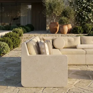 Sofá Seccional en Forma de L de Concreto Beige de Lujo con Tapicería de Tela - Muebles para Exterior Vista lifestyle por Luxury Group International