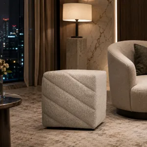 Luxus Beiger Würfelhocker mit Steppung im Geometrischen Design – Luxus Hotelmöbel Lifestyle-Ansicht von Luxury Group International