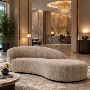 Divano Chaise Curvo Beige di Lusso con Design Scultoreo Imbottito - Mobili di Lusso per Hotel Vista lifestyle di Luxury Group International