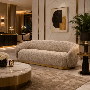 Sofá Curvo Tapizado Beige de Lujo con Base Metálica Dorada - Sofá de Lujo Vista lifestyle por Luxury Group International