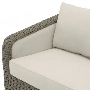 Luxus Beige Outdoor-Sofa mit Geflochtenem Rattanrahmen & Kissen – Luxus Hotelmöbel Detailansicht von Luxury Group International