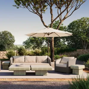 Luxus Beige Outdoor-Sofa mit Geflochtenem Rattanrahmen & Kissen – Luxus Hotelmöbel Lifestyle-Ansicht von Luxury Group International