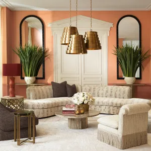 Luxus Beige Gemustertes Geschwungenes Modulares Sofa für Designer-Wohnzimmerkomfort Lifestyle-Ansicht von Luxury Group International
