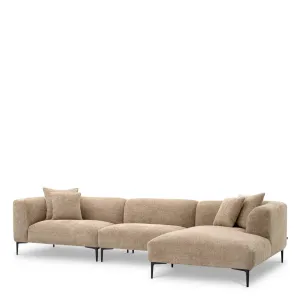 Divano Angolare Beige di Lusso con Chaise e Gambe in Metallo Nero - Mobili di Lusso per Hotel Vista frontale di Luxury Group International