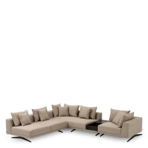Sofá Seccional Beige de Lujo en Forma de L con Mesa Lateral Integrada y Patas de Metal Negro - Mobiliario de Hotel de Lujo Vista frontal por Luxury Group International