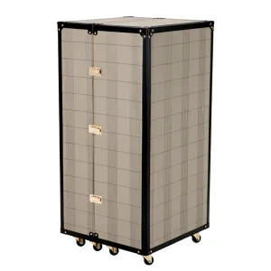 Luxus Beiger Koffer-Bar-Schrank mit Schwarzem Rahmen & Rollen – Luxus Hotelmöbel Vorderansicht von Luxury Group International