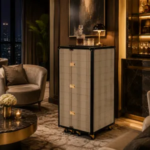 Luxus Beiger Koffer-Bar-Schrank mit Schwarzem Rahmen & Rollen – Luxus Hotelmöbel Lifestyle-Ansicht von Luxury Group International