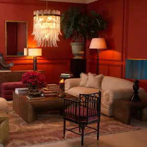 Luxus Beige Texturiertes Geschwungenes Sofa für Designer-Wohnzimmer Lifestyle-Ansicht von Luxury Group International