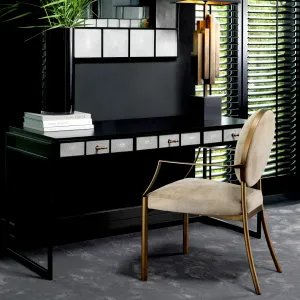 Luxus Beige Polsterstuhl mit Bronze-Metallgestell – Luxus Hotelmöbel Lifestyle-Ansicht von Luxury Group International