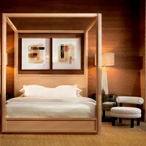 Sillón lounge tapizado de lujo beige con estructura de madera negra - Mobiliario de hotel de lujo Vista lifestyle por Luxury Group International
