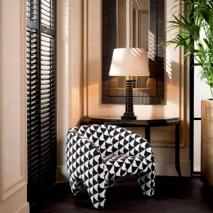 Sillón escultural de lujo con motivos geométricos en blanco y negro - Mobiliario de lujo para hoteles Vista lifestyle por Luxury Group International